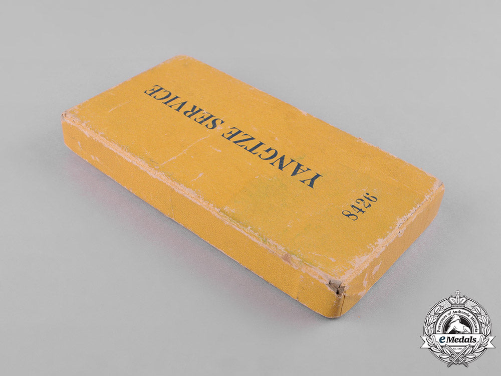 united_states._a_yangtze_service_medal,_numbered,_in_case_c18-046071_1