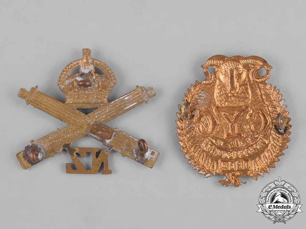 new_zealand._two_first_war_cap_badges_c18-046355