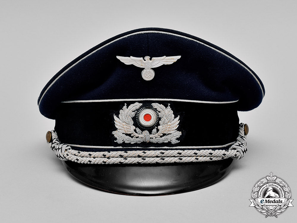 germany,_rbd-_münchen._a_railway_protection_police_officer_visor_cap_c18-046991