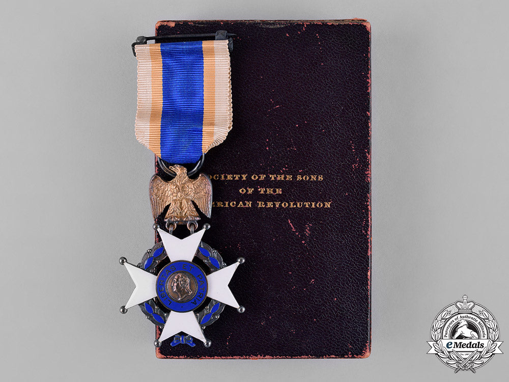 united_states._a_national_society_of_the_sons_of_the_american_revolution_membership_badge,_by_tiffany&_co.,_c.1895_c18-048227_1