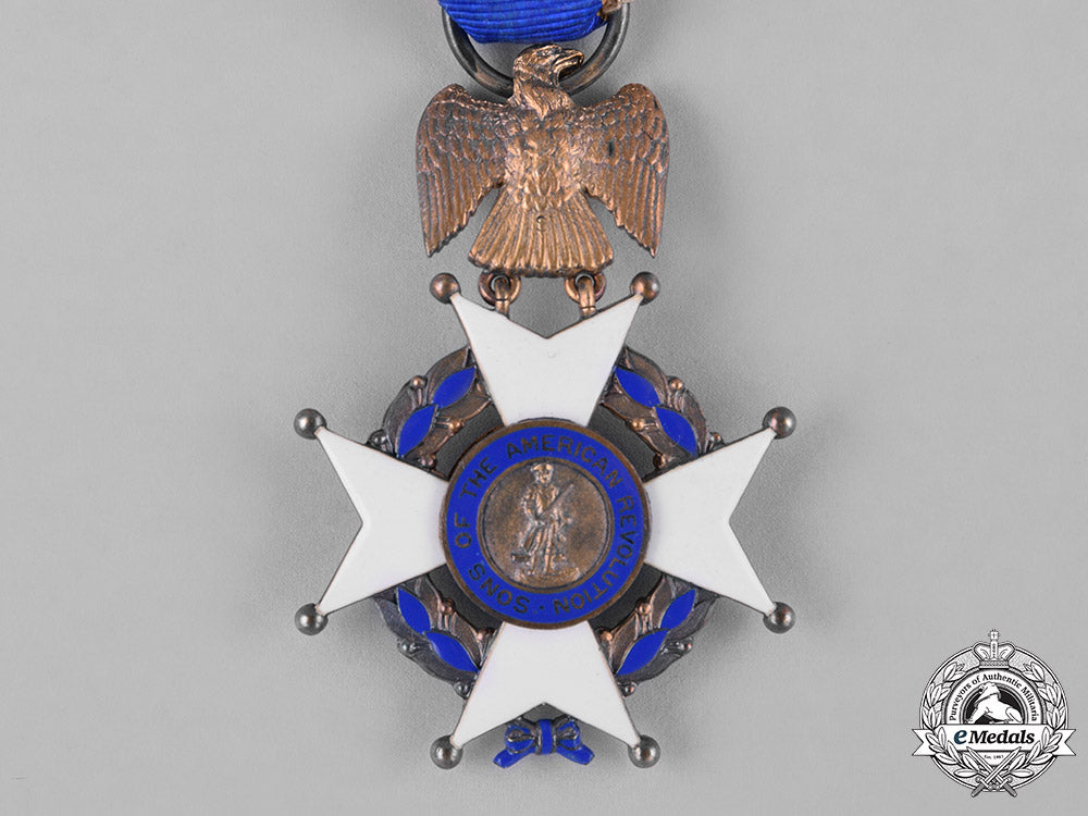 united_states._a_national_society_of_the_sons_of_the_american_revolution_membership_badge,_by_tiffany&_co.,_c.1895_c18-048231_1