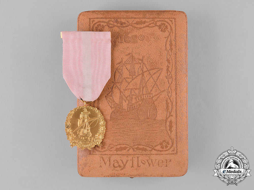 united_states._a_general_society_of_mayflower_descendants_membership_badge_in_gold,_by_caldwell,_c.1897_c18-048244