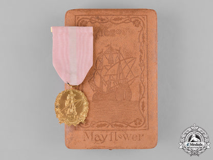 united_states._a_general_society_of_mayflower_descendants_membership_badge_in_gold,_by_caldwell,_c.1897_c18-048244