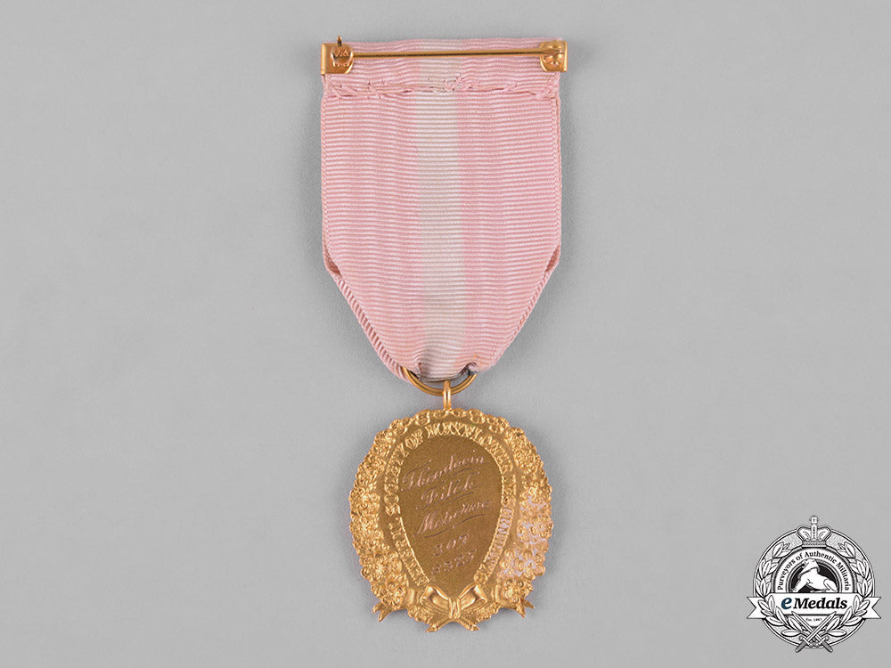 united_states._a_general_society_of_mayflower_descendants_membership_badge_in_gold,_by_caldwell,_c.1897_c18-048246