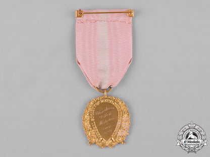 united_states._a_general_society_of_mayflower_descendants_membership_badge_in_gold,_by_caldwell,_c.1897_c18-048246