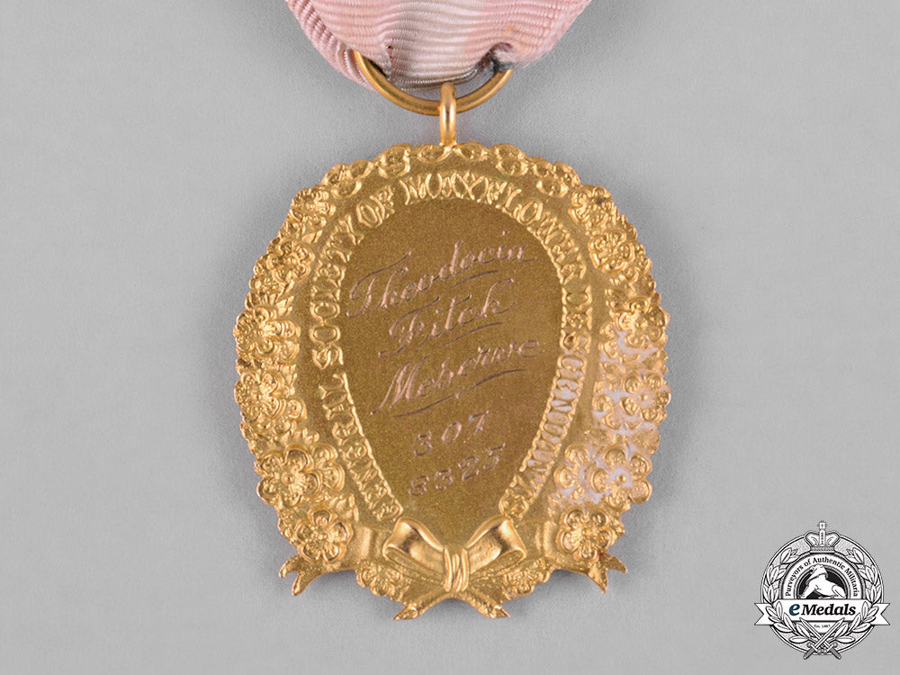 united_states._a_general_society_of_mayflower_descendants_membership_badge_in_gold,_by_caldwell,_c.1897_c18-048248