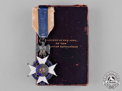 united_states._a_national_society_of_the_sons_of_the_american_revolution_membership_badge,_by_tiffany&_co.,_c.1890_c18-048266_1