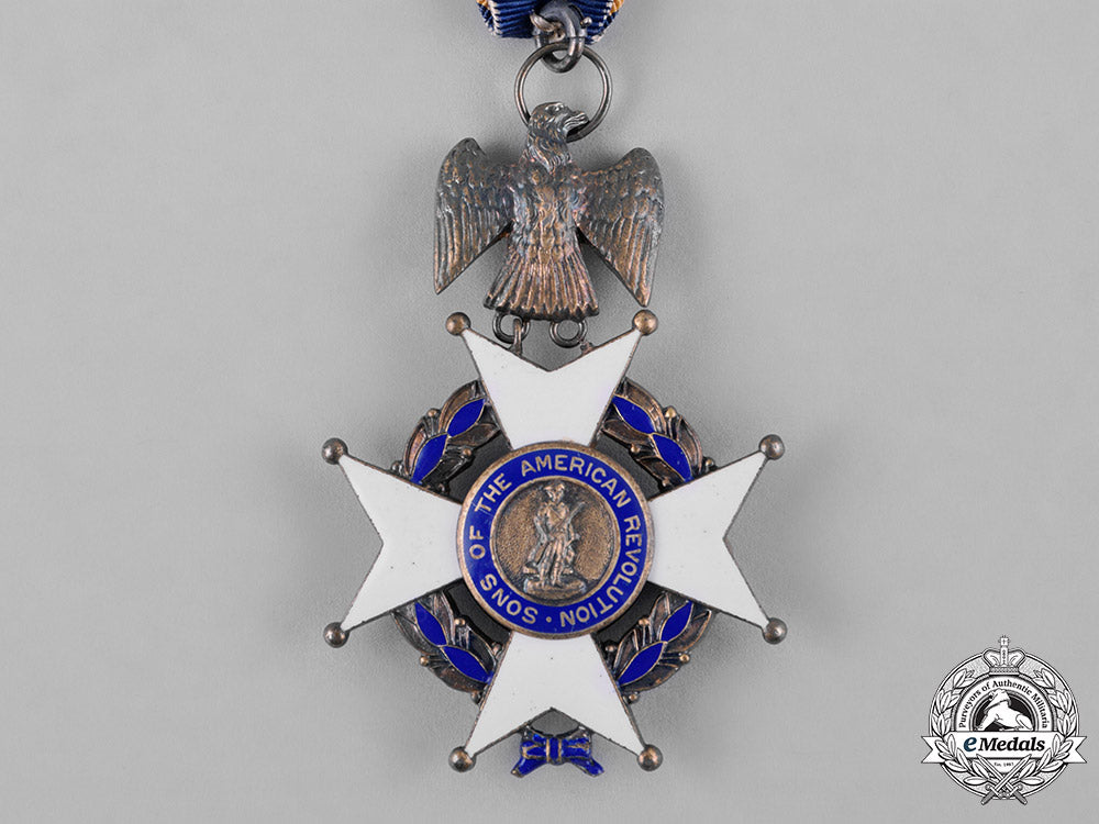 united_states._a_national_society_of_the_sons_of_the_american_revolution_membership_badge,_by_tiffany&_co.,_c.1890_c18-048269_1