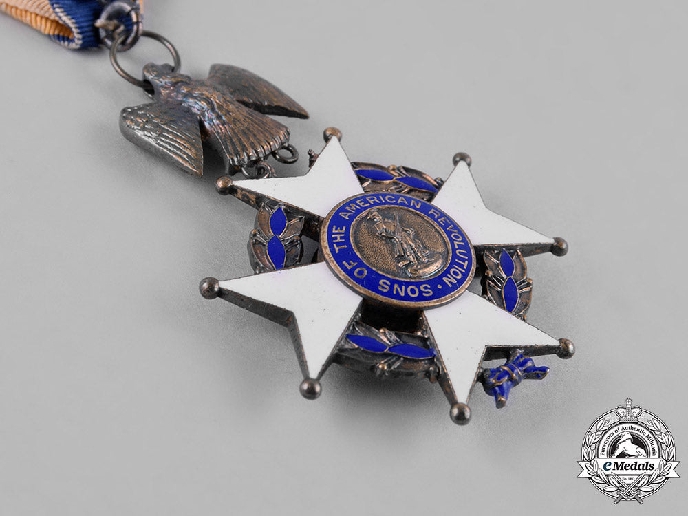united_states._a_national_society_of_the_sons_of_the_american_revolution_membership_badge,_by_tiffany&_co.,_c.1890_c18-048271_1