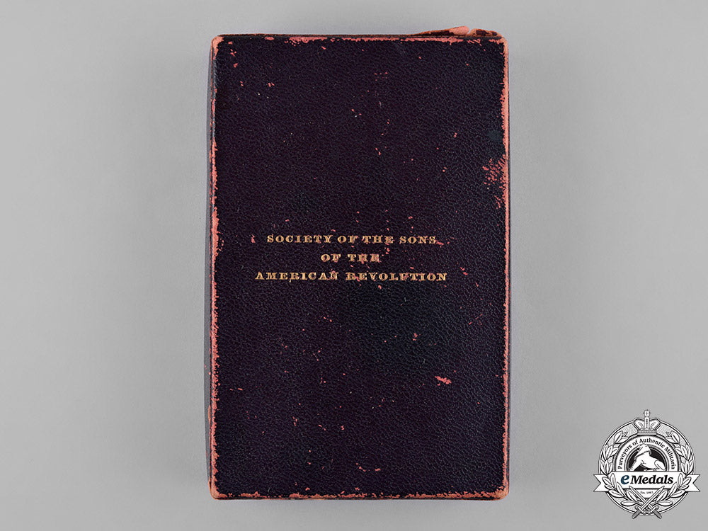 united_states._a_national_society_of_the_sons_of_the_american_revolution_membership_badge,_by_tiffany&_co.,_c.1890_c18-048272_1