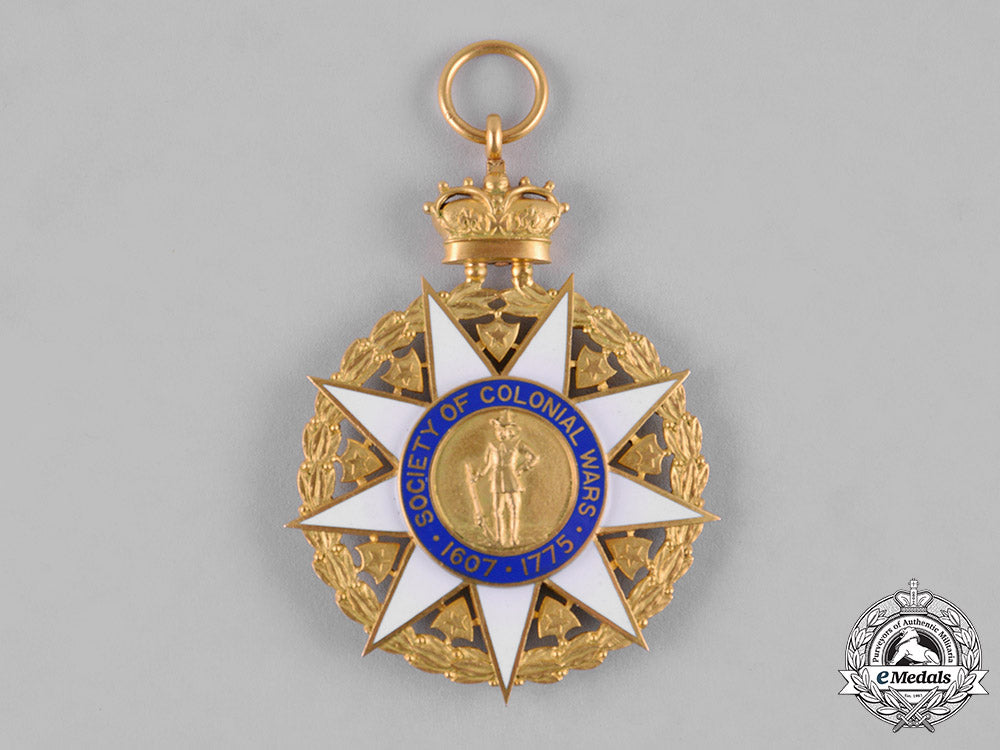 united_states._a_society_of_colonial_wars_membership_badge_in_gold,_by_j.e._caldwell,_c.1895_c18-048291