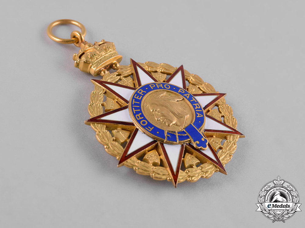 united_states._a_society_of_colonial_wars_membership_badge_in_gold,_by_j.e._caldwell,_c.1895_c18-048292