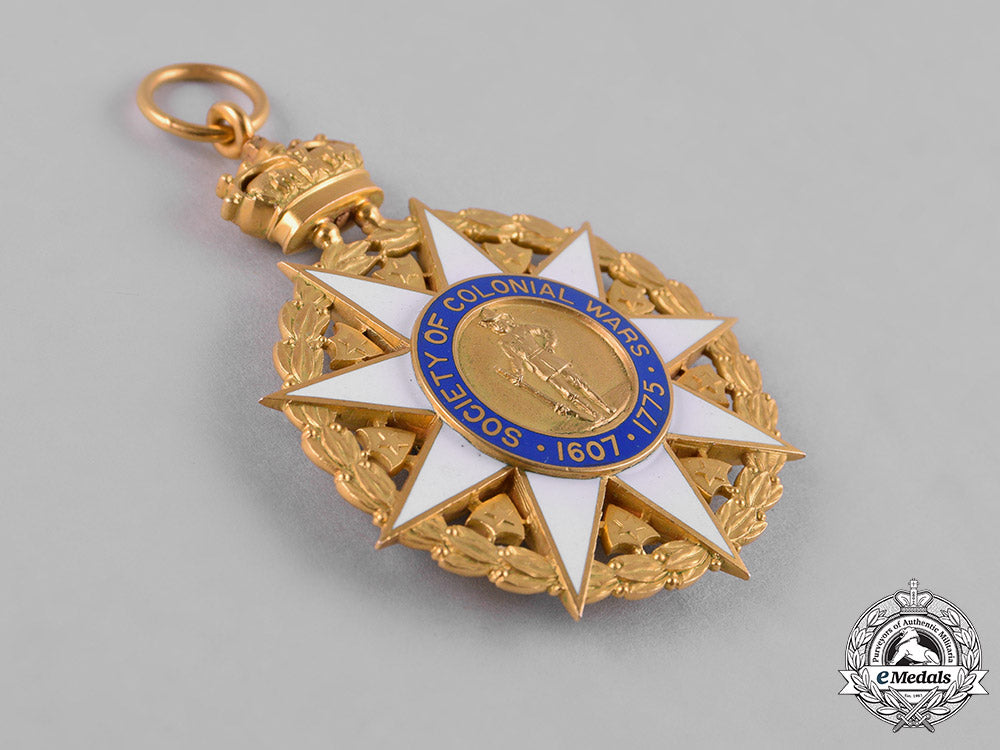 united_states._a_society_of_colonial_wars_membership_badge_in_gold,_by_j.e._caldwell,_c.1895_c18-048293