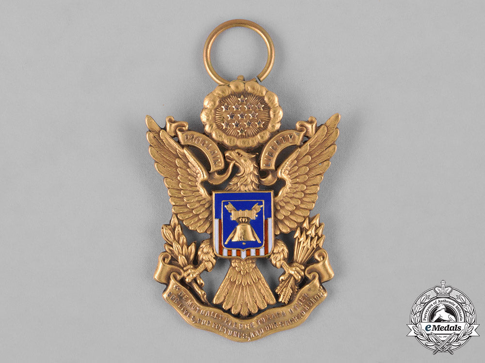 united_states._a_society_of_the_descendants_of_the_signers_of_the_declaration_of_independence_badge_in_gold,_c.1900_c18-048328