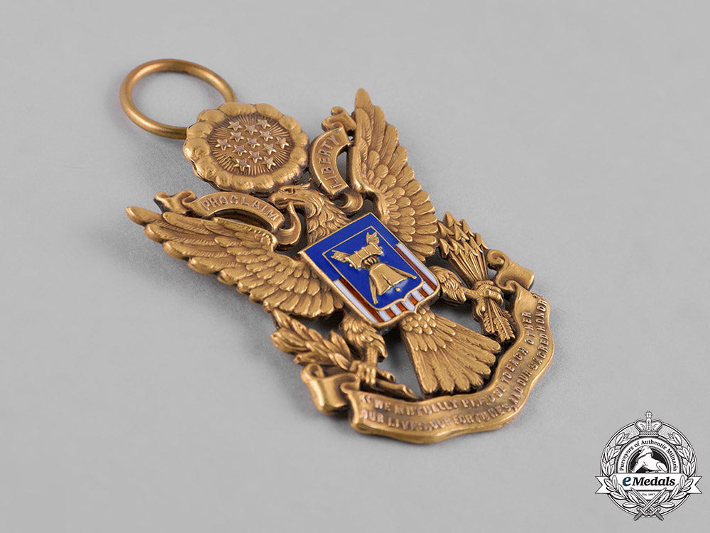 united_states._a_society_of_the_descendants_of_the_signers_of_the_declaration_of_independence_badge_in_gold,_c.1900_c18-048330