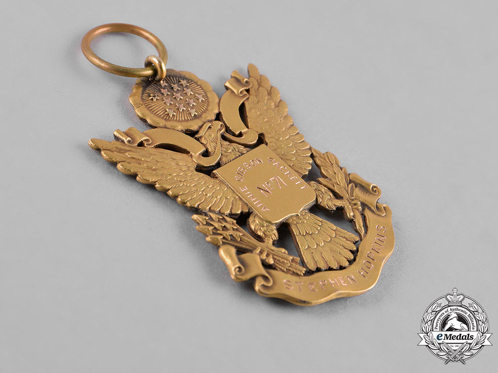 united_states._a_society_of_the_descendants_of_the_signers_of_the_declaration_of_independence_badge_in_gold,_c.1900_c18-048331