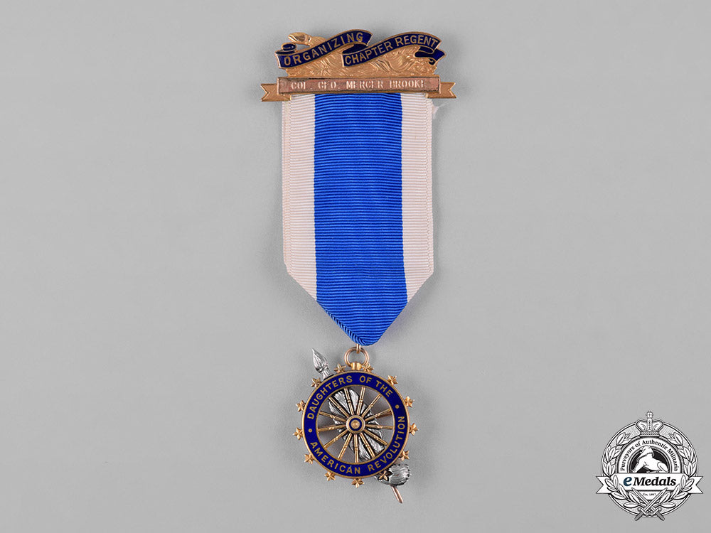 united_states._a_daughters_of_the_american_revolution_membership_badge_in_gold,_by_caldwell,_c.1910_c18-048387