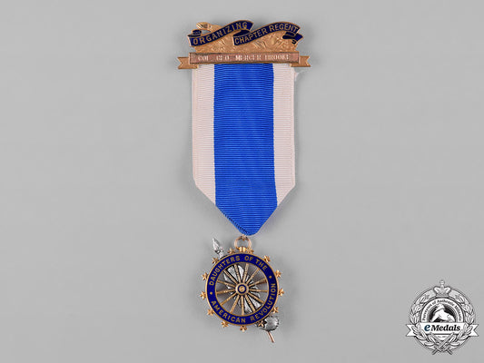 united_states._a_daughters_of_the_american_revolution_membership_badge_in_gold,_by_caldwell,_c.1910_c18-048387