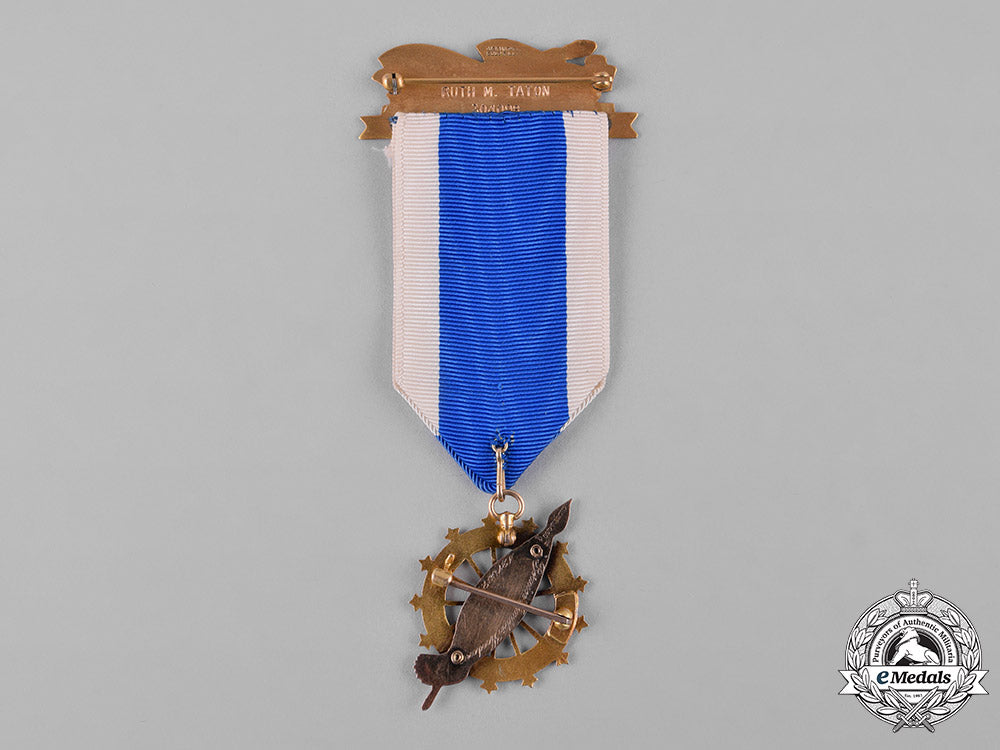 united_states._a_daughters_of_the_american_revolution_membership_badge_in_gold,_by_caldwell,_c.1910_c18-048388