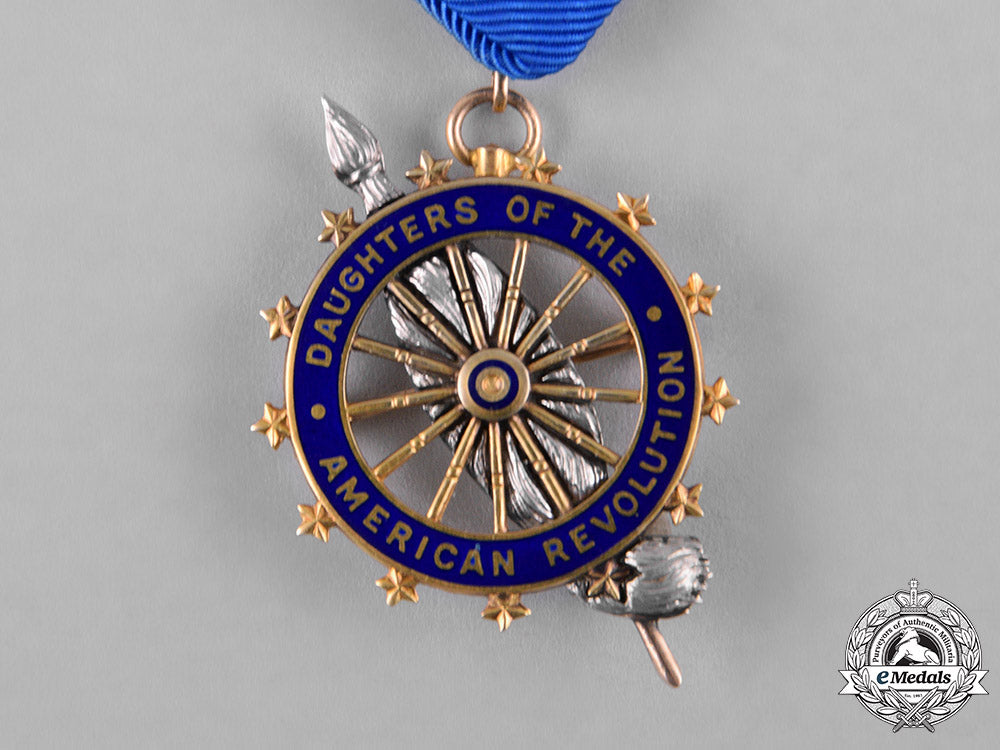united_states._a_daughters_of_the_american_revolution_membership_badge_in_gold,_by_caldwell,_c.1910_c18-048389