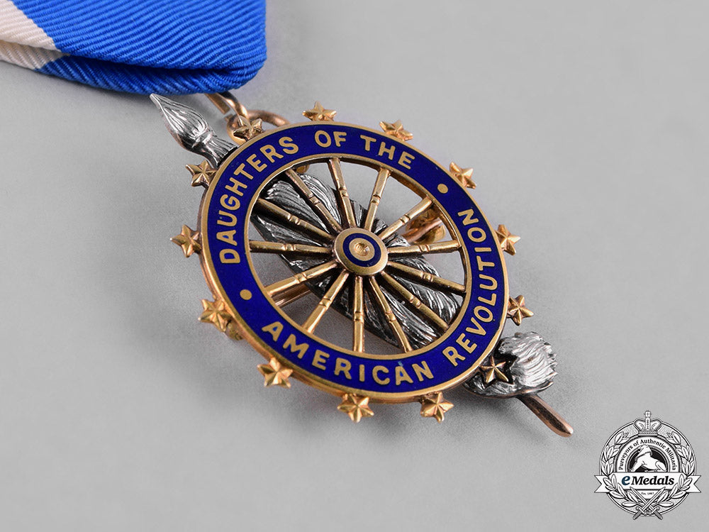 united_states._a_daughters_of_the_american_revolution_membership_badge_in_gold,_by_caldwell,_c.1910_c18-048391