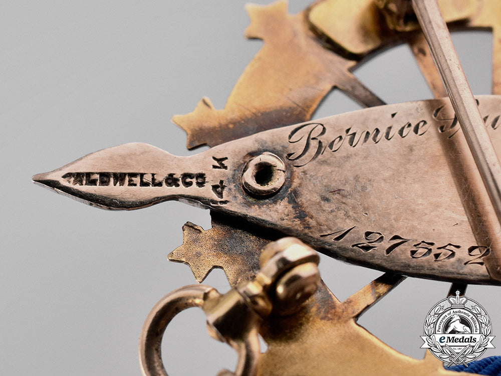 united_states._a_daughters_of_the_american_revolution_membership_badge_in_gold,_by_caldwell,_c.1910_c18-048393