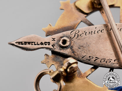 united_states._a_daughters_of_the_american_revolution_membership_badge_in_gold,_by_caldwell,_c.1910_c18-048393