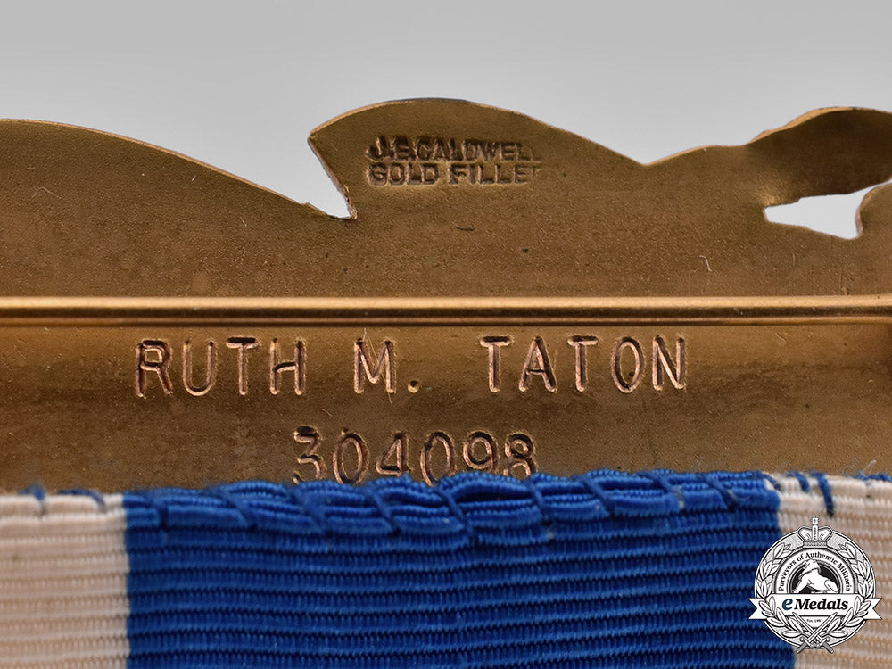 united_states._a_daughters_of_the_american_revolution_membership_badge_in_gold,_by_caldwell,_c.1910_c18-048394