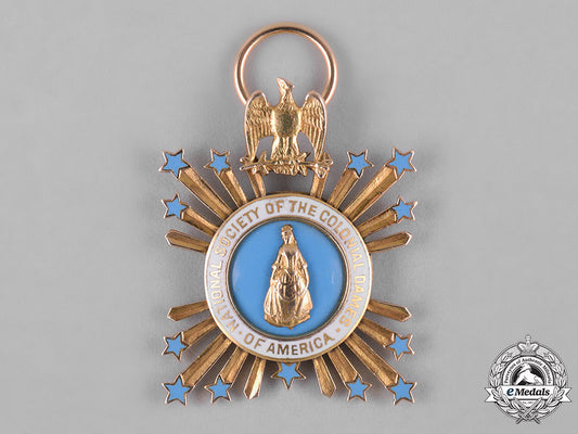 united_states._an_american_society_of_the_colonial_dames_of_america_membership_badge_in_gold,_by_bailey,_banks&_biddle_c18-048395_1