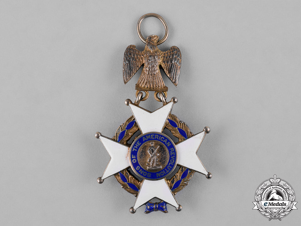 united_states._a_national_society_of_the_sons_of_the_american_revolution_state_society_president's_membership_badge,_c.1920_c18-048407