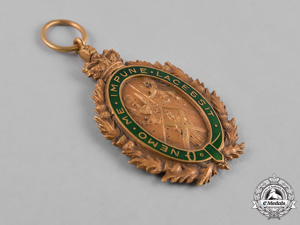 united_states._a_st._andrew’s_society_of_philadelphia_membership_badge_in_gold,_c.1951_c18-048414_1