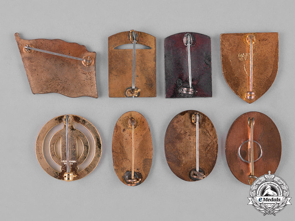 united_states._forty-_nine_regimental_insignia_and_corporation_badges_c18-048503