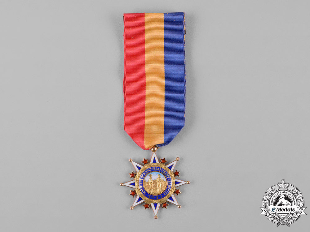 united_states._a_national_society_magna_charta_dames_membership_badge_in_gold,_c.1910_c18-049046_1