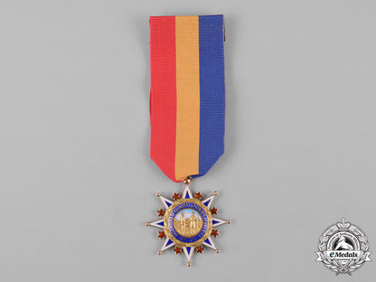 united_states._a_national_society_magna_charta_dames_membership_badge_in_gold,_c.1910_c18-049046_1