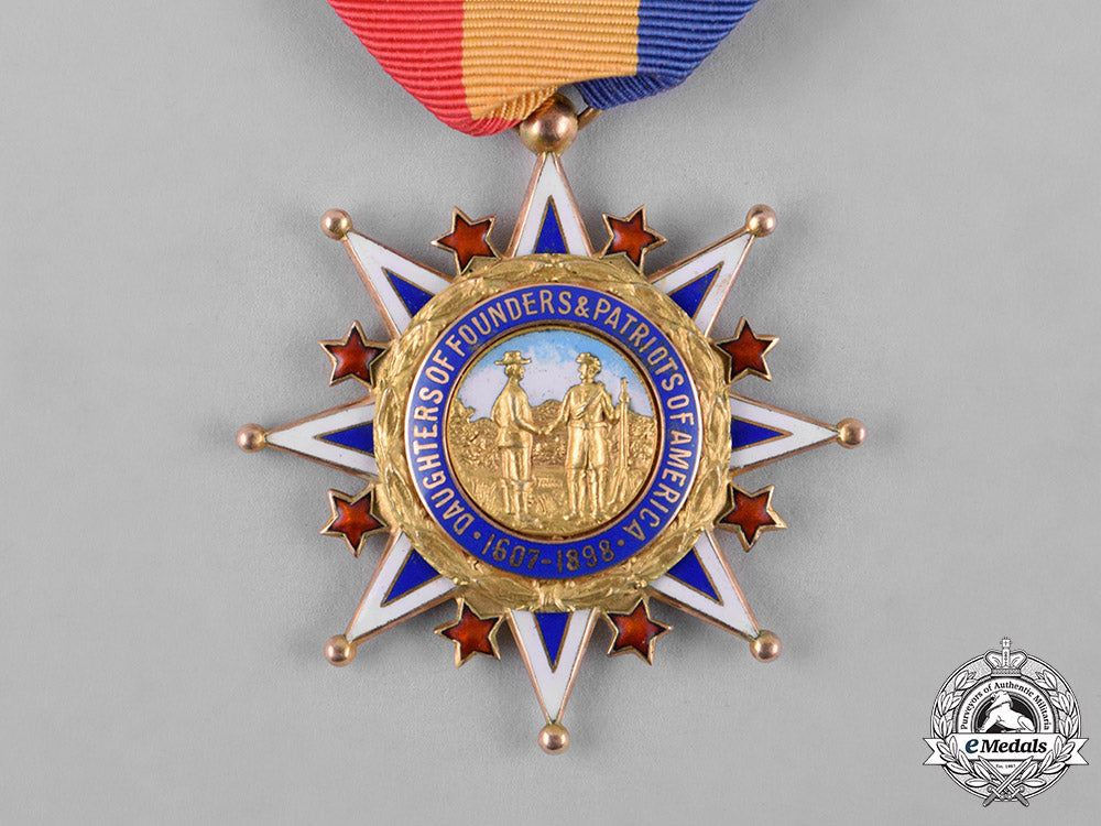 united_states._a_national_society_magna_charta_dames_membership_badge_in_gold,_c.1910_c18-049048_1
