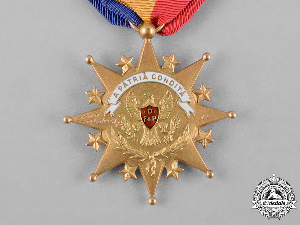 united_states._a_national_society_magna_charta_dames_membership_badge_in_gold,_c.1910_c18-049049_1
