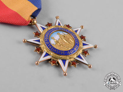 united_states._a_national_society_magna_charta_dames_membership_badge_in_gold,_c.1910_c18-049050_1