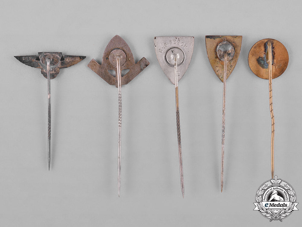 germany,_third_reich._a_group_of_third_reich_period_veterans_stick_pins_c18-049231