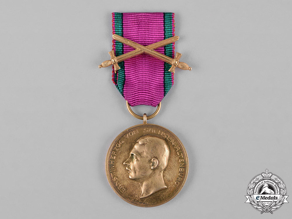 saxe-_altenburg,_duchy._a_house_order_merit_medal,_gold_grade,_with_swords,_c.1914_c18-049947