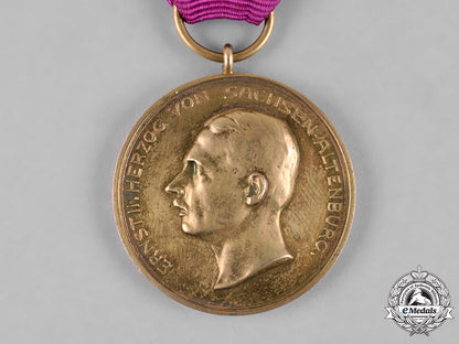 saxe-_altenburg,_duchy._a_house_order_merit_medal,_gold_grade,_with_swords,_c.1914_c18-049948