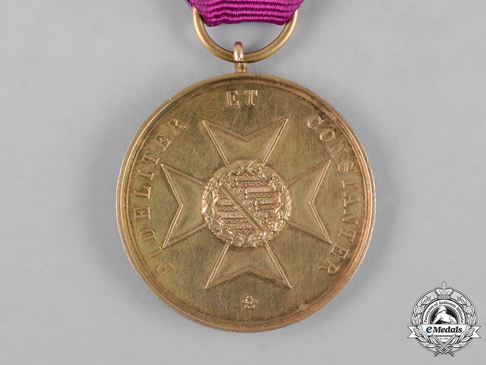 saxe-_altenburg,_duchy._a_house_order_merit_medal,_gold_grade,_with_swords,_c.1914_c18-049949