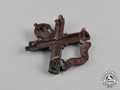 canada._a_lot_of_three_first_war_battalion_cap_badges_c18-050097