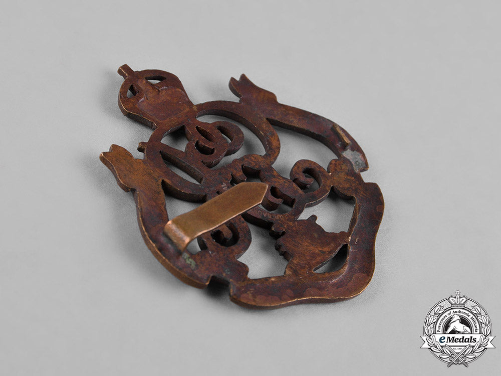 canada._a_lot_of_three_first_war_battalion_cap_badges_c18-050099