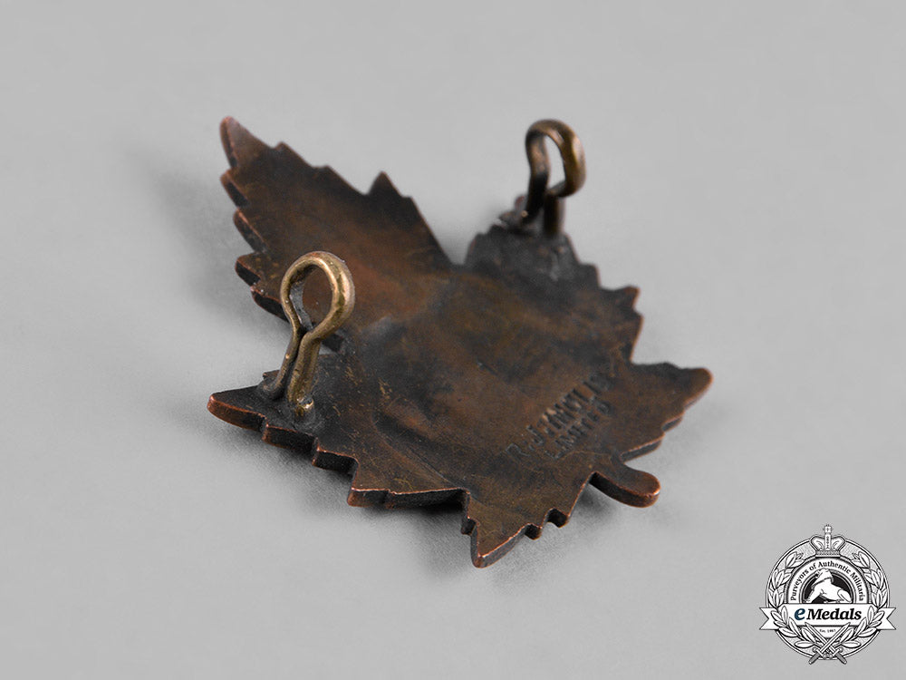 canada._a_lot_of_three_first_war_battalion_cap_badges_c18-050109