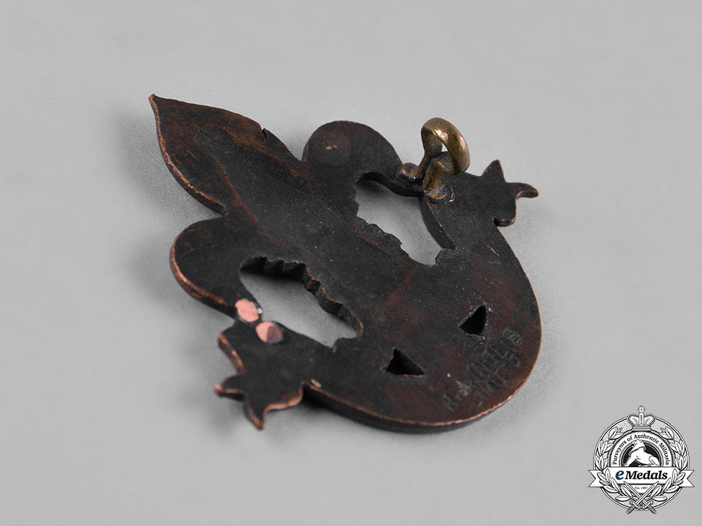 canada._a_lot_of_three_first_war_battalion_cap_badges_c18-050111