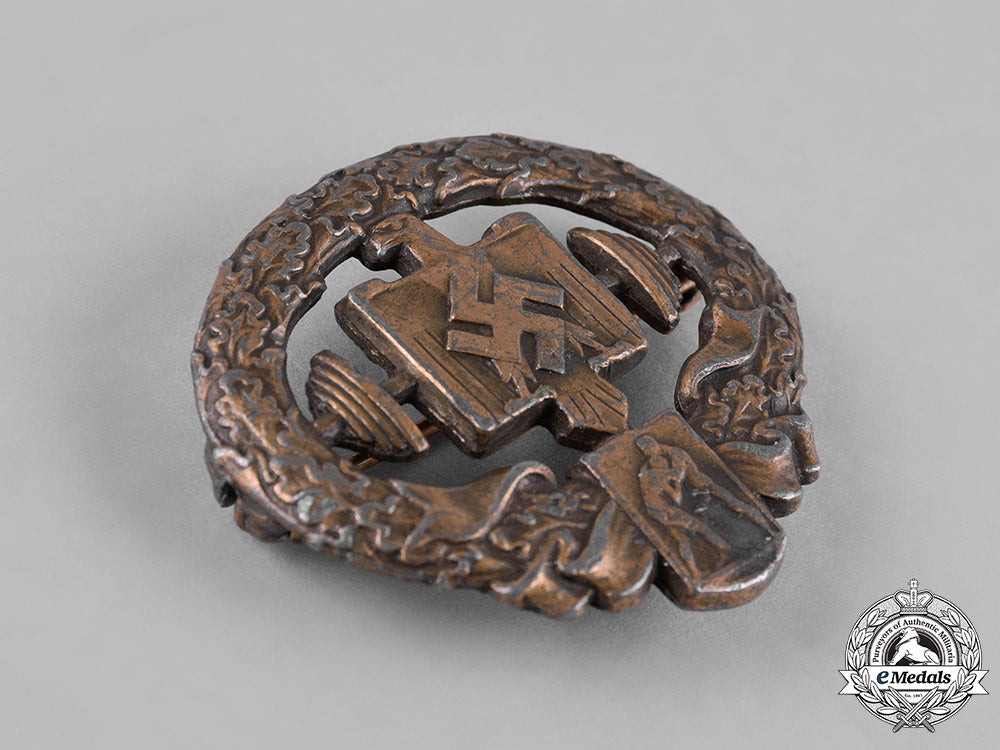 germany,_third_reich._a_heavy_athletics_badge,_i_class,_by_e._schmidhäussler_c18-050875