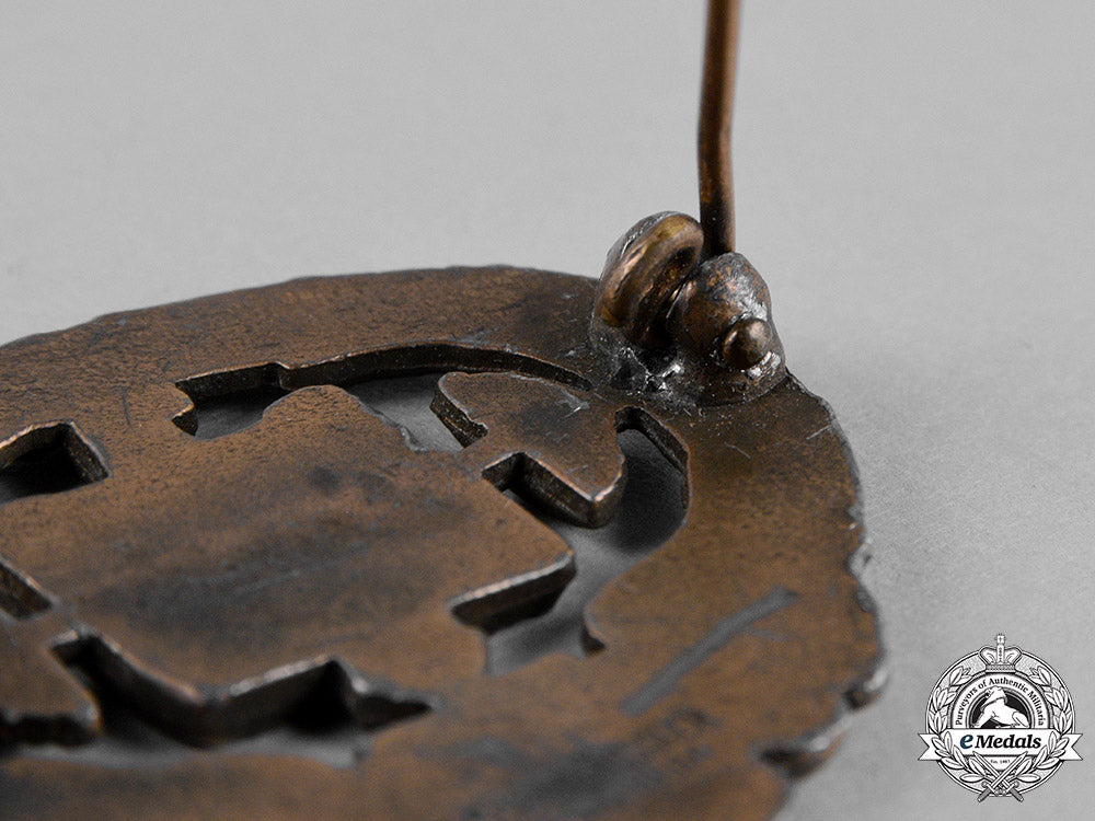 germany,_third_reich._a_heavy_athletics_badge,_i_class,_by_e._schmidhäussler_c18-050878