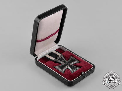 germany,_imperial._a1914_iron_cross,_ii_class,_with_case_c18-051045