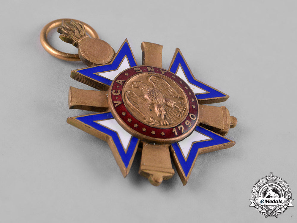 united_states._a_veteran_corps_of_artillery_of_the_state_of_new_york_membership_badge,_c.1920_c18-052213_1