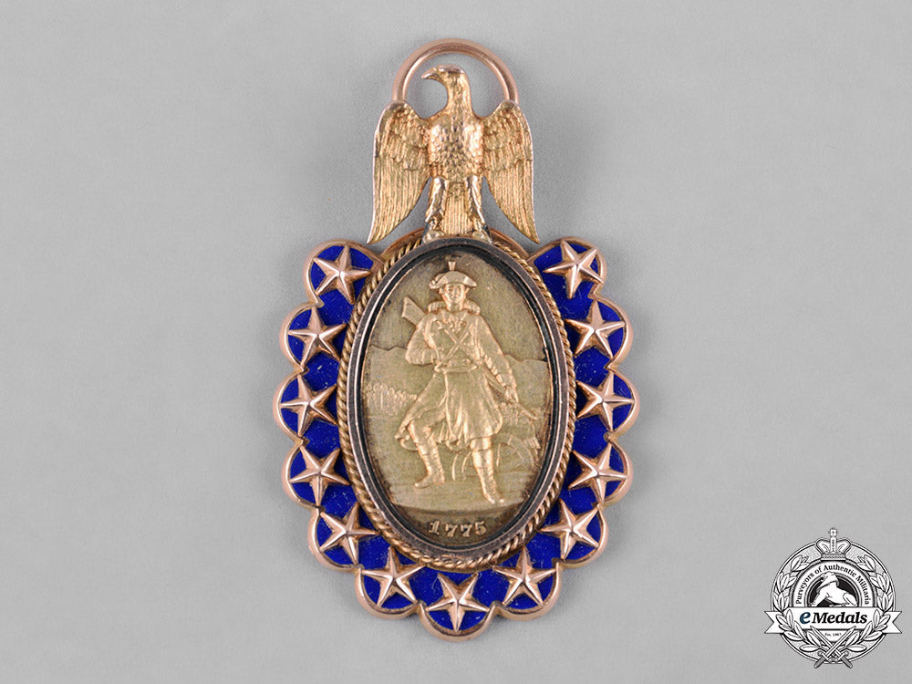 united_states._a_sons_of_the_revolution_membership_badge_in_gold,_c.1900_c18-052403_1
